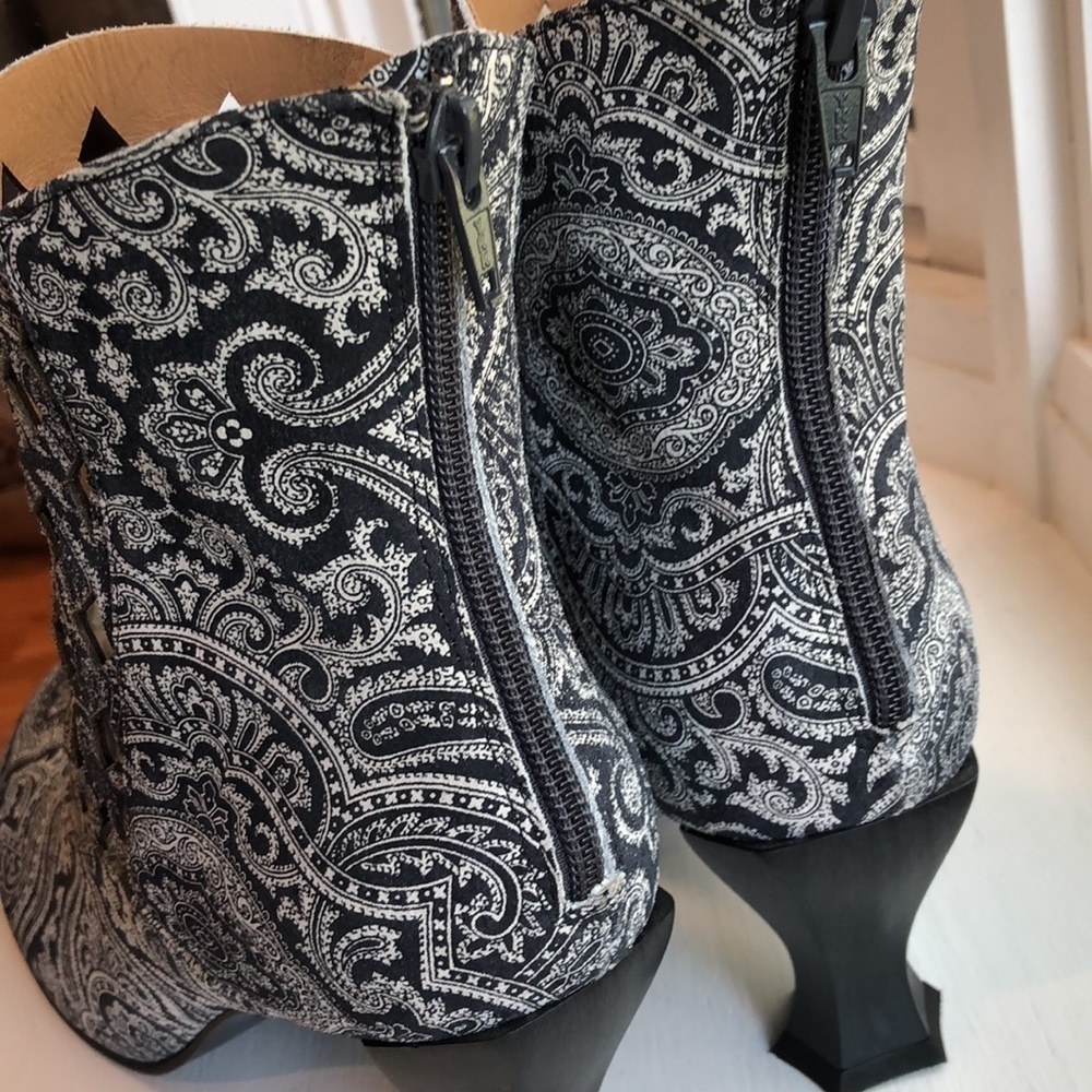 JOHN Fluevog Baroque Murillo Diamond Perforated Boot size 10 paisley print - Picture 14 of 16